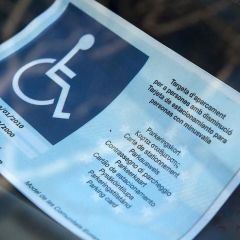 Targeta d'aparcament per a persones amb discapacitat al quadre de comandament d'un cotxe.