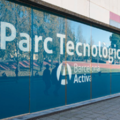 Fotografia de la façana del Parc Tecnològic de Barcelona Activa i dues persones passant per davant.