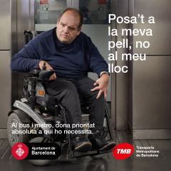 Una de les imatges de la campanya. Un home en cadira de rodes davant d'un ascensor del metro. A la seva dreta: 'Posa't a la meva pell, no al meu lloc'.