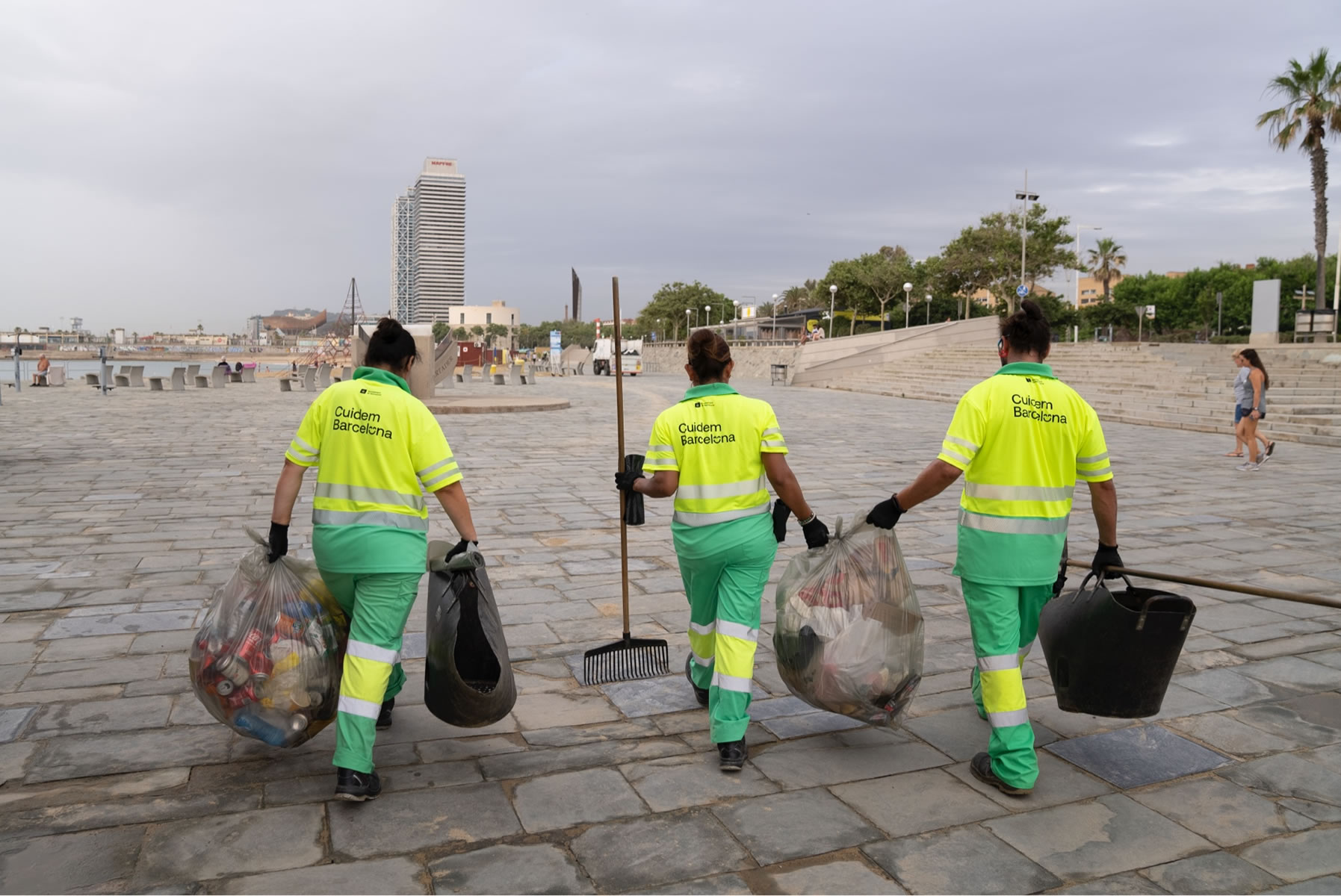 Personal del servicio de limpieza Cuidamos Barcelona trabajando en las playas