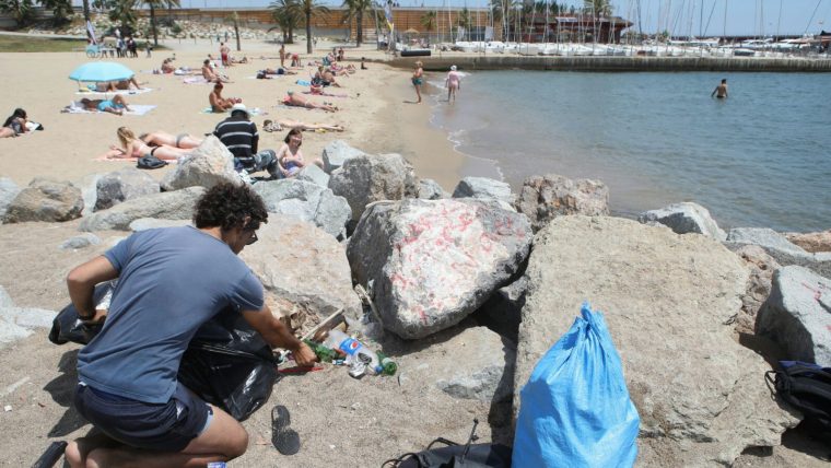 Neteja del fons marí a la platja del Somorrostro de Barcelona.
