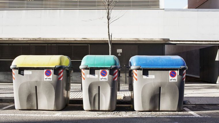 Contenidors de reciclatge a un carrer de Barcelona.