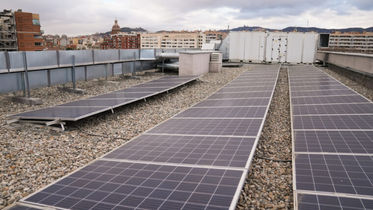 Vuit grans equipaments tindran plaques solars per generar energia verda