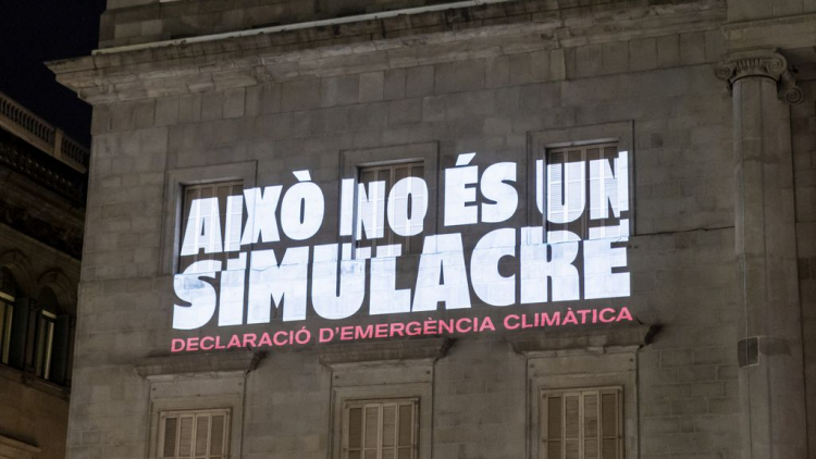 Projecció del lema "Això no és un simulacre" a la façana de l'Ajuntament, amb motiu de la declaració d'emergència climàtica