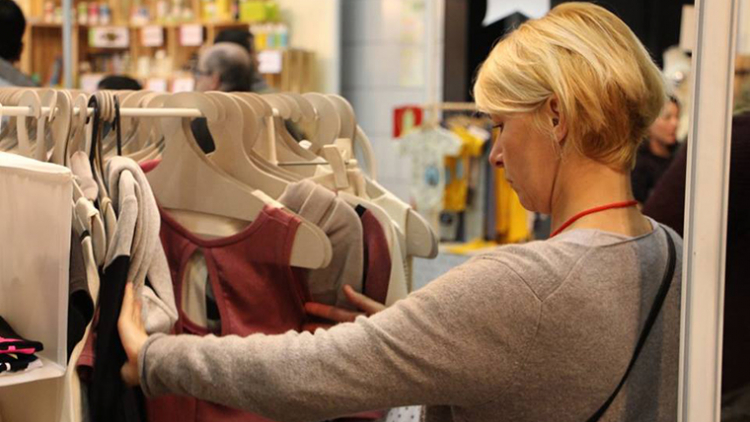 Dona mirant roba al festival Ethical Fashion a Sant Andreu