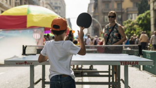 nen jugant al ping pong a la Mercè Respira