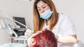Una pacient és atesa al servei d'odontologia municipal.