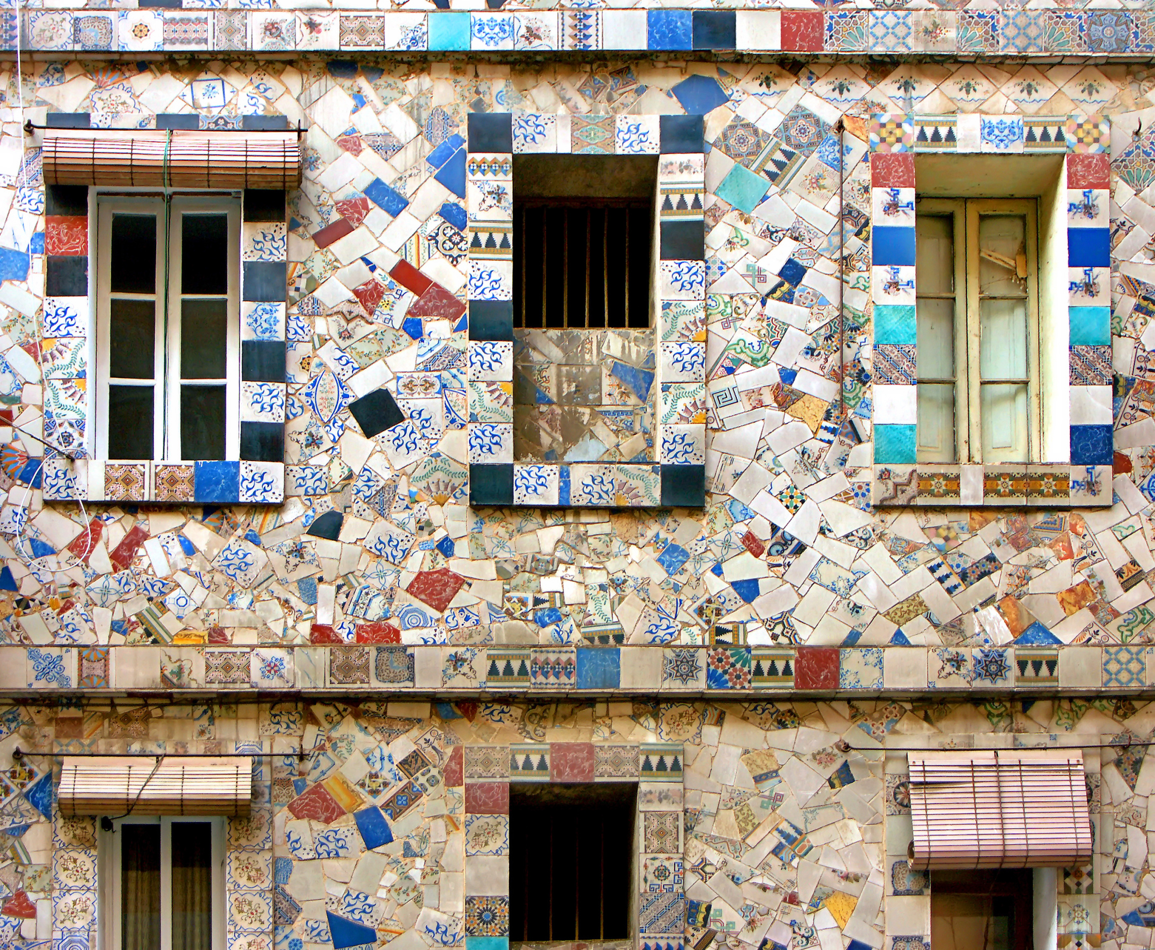 Мозаичные дома. Мозаика на фасадах зданий. Майолика на фасаде. Современная мозаика на фасаде. Украшение зданий мозаикой.