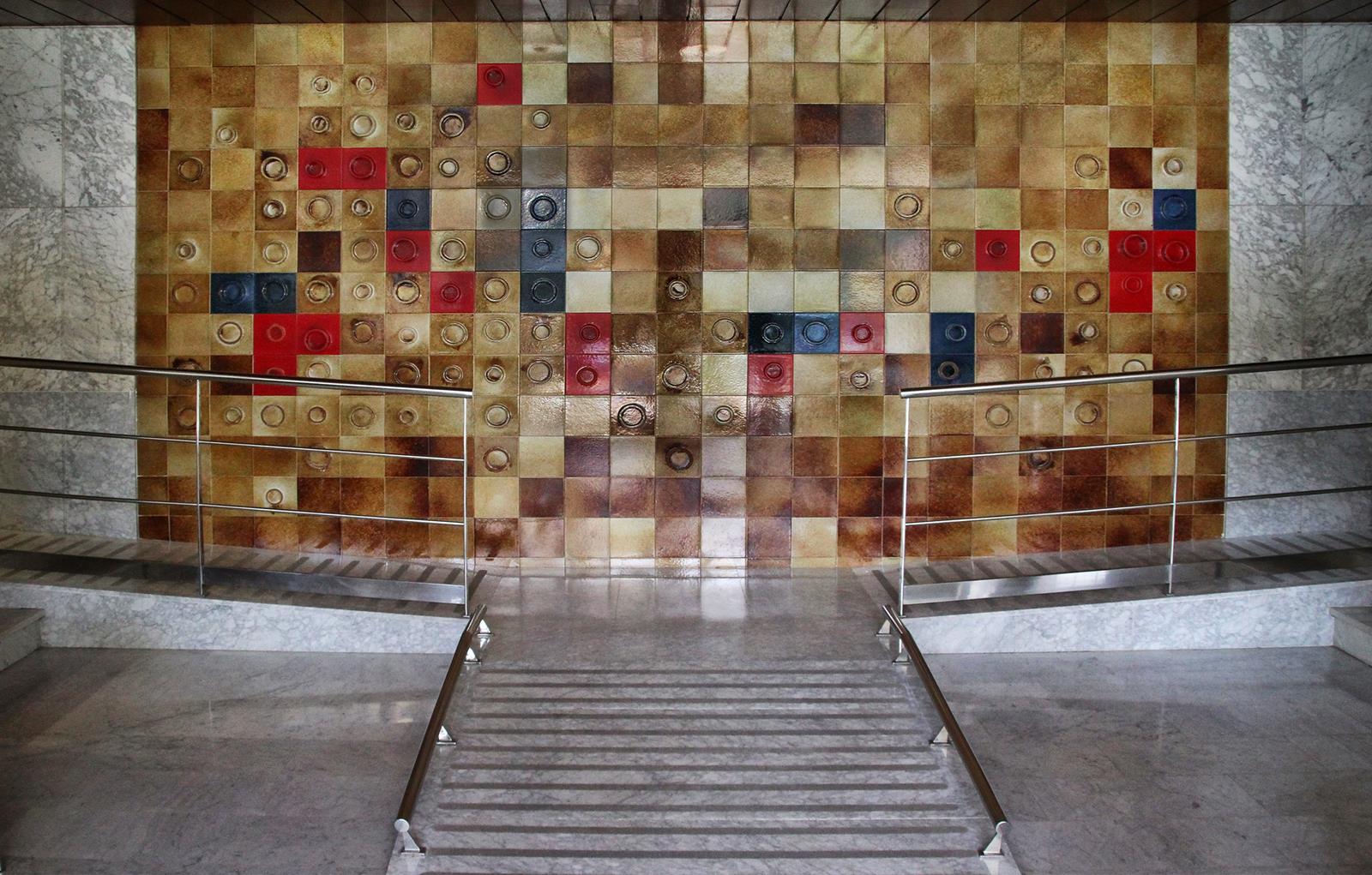 3. Mosaic del vestíbul d’entrada de l’edifici situat al carrer Cardenal Reig, 27, obra de Julio Bono (Foto: T. Mayral).