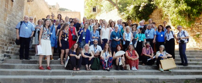 Foto de grup dels participants al XXX Congrés Internacional del Corpus Vitrearum, a les escales de la plaça del monestir de Pedralbes.