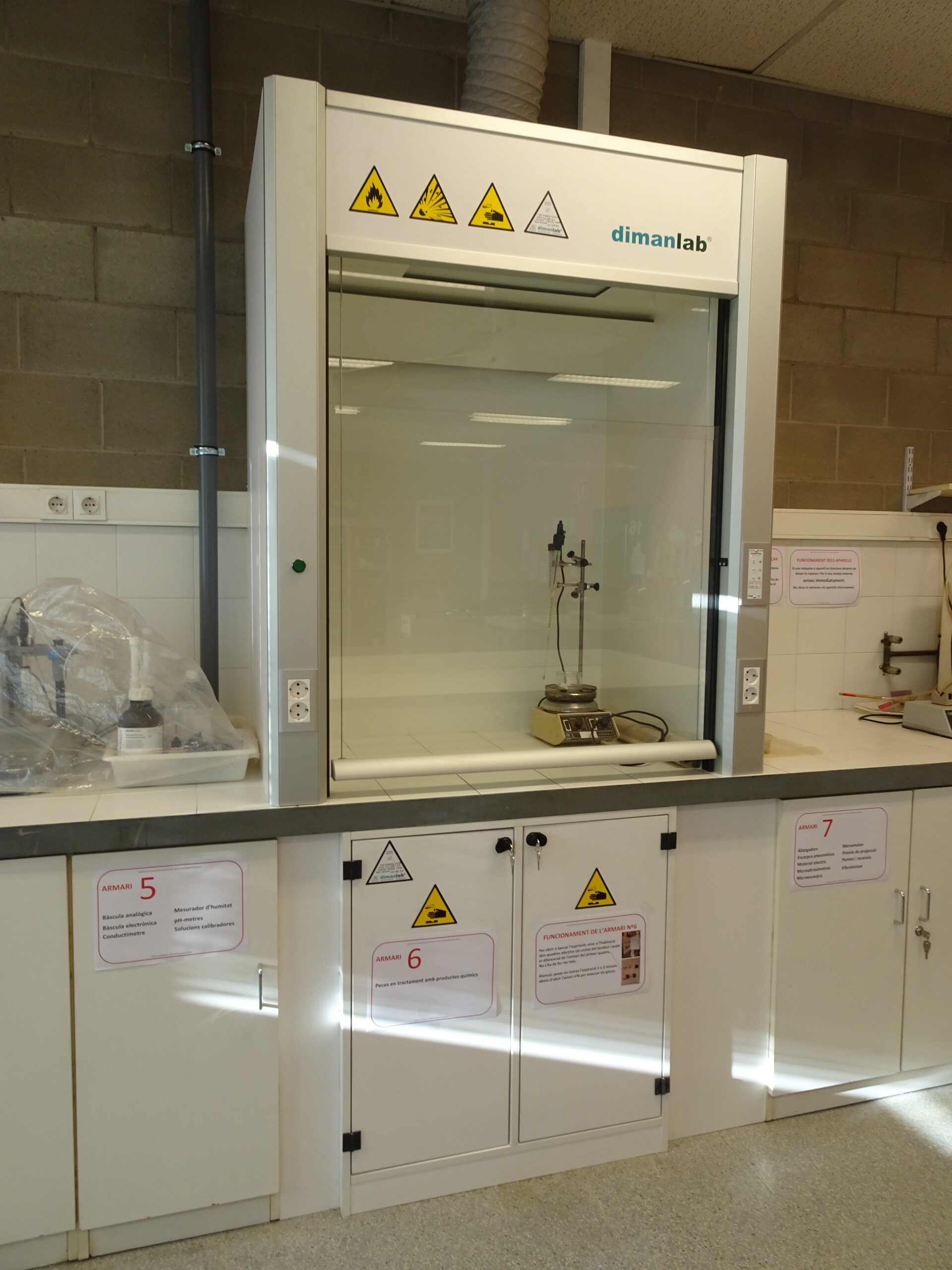 Cabina d’extracció de gasos i armari per a àcids i bases (Foto: Servei d’Arqueologia). Cabina d’extracció de gasos i armari per a àcids i bases (Foto: Servei d’Arqueologia).