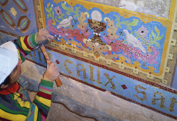Restauració del mosaic de la cripta de la Sagrada Família