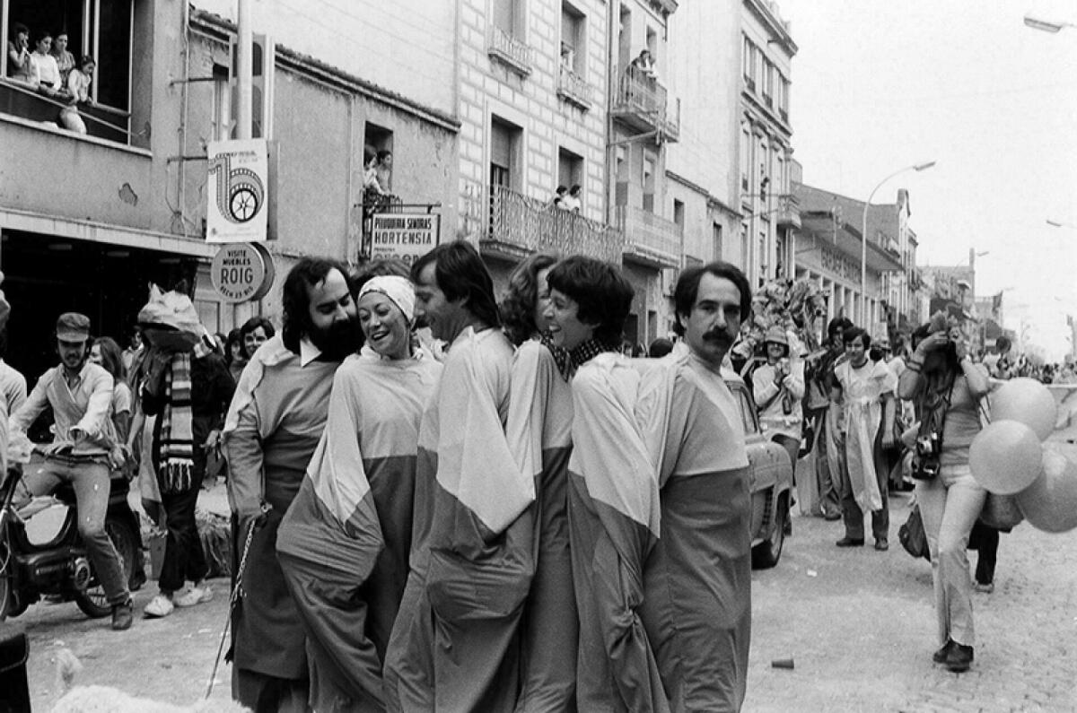 Foto en blanc i negre. Es veu un grup de persones al carrer de Granollers fent un happening 