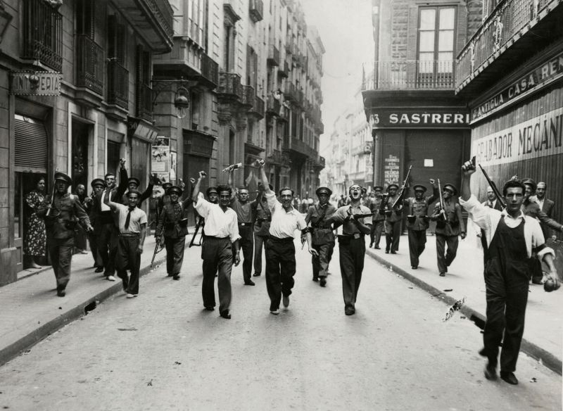 Milicians al Carrer Ample durant la revolució de juliol de 1936. AFB. Pérez de Rozas