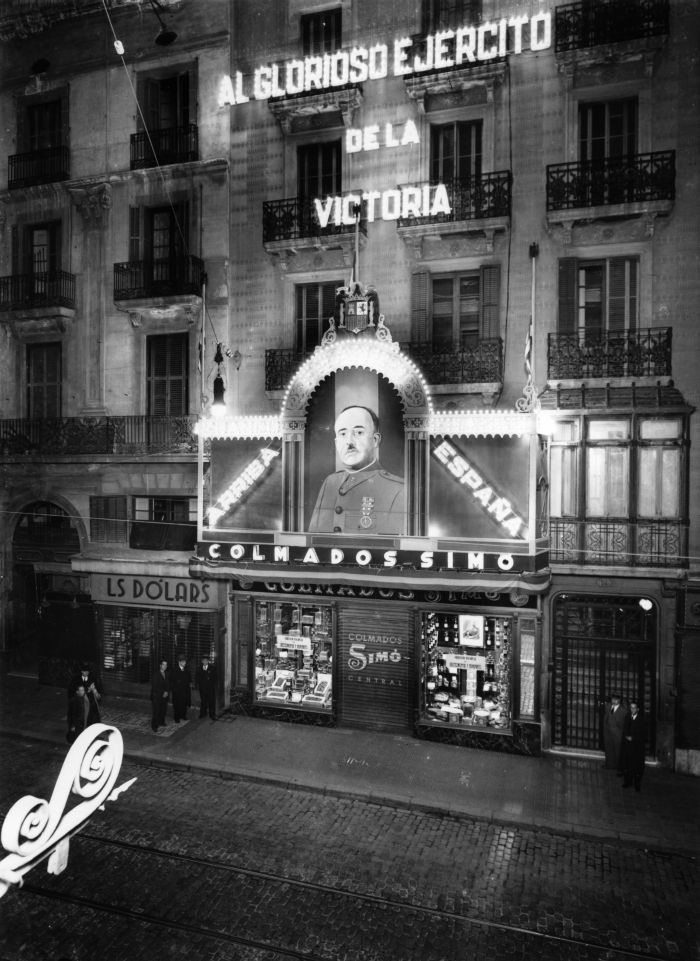 Façana d'un edifici al carrer Gran de Gràcia, c. 1940. AFB. Pérez de Rozas