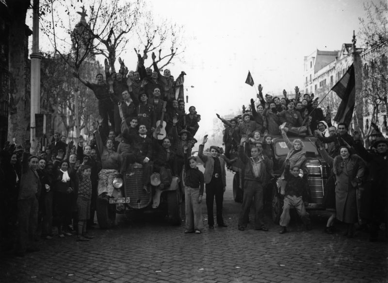 Manifestació per la caiguda de Madrid, 1939. AFB. Pérez de Rozas