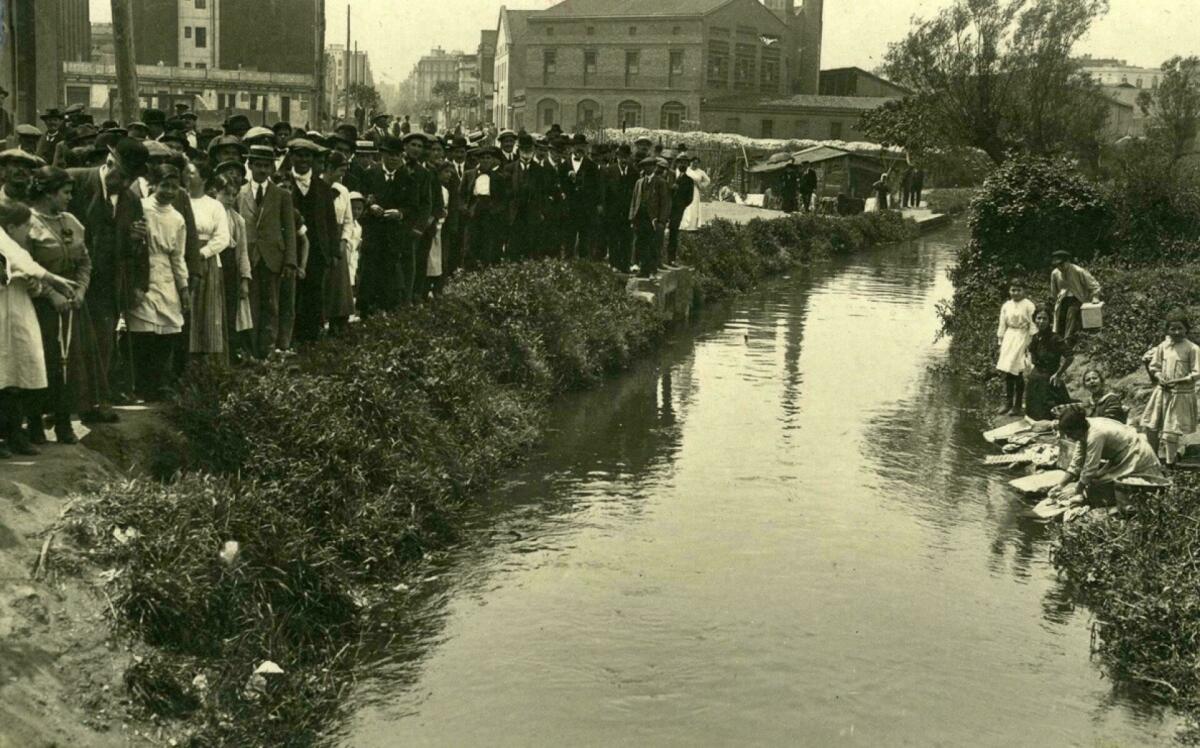 Rec Comtal. Autoritats municipals i ciutadans el dia de la inauguració de les obres pel desviament a la zona de l'Eixample, 1916. AFB. Frederic Ballell.