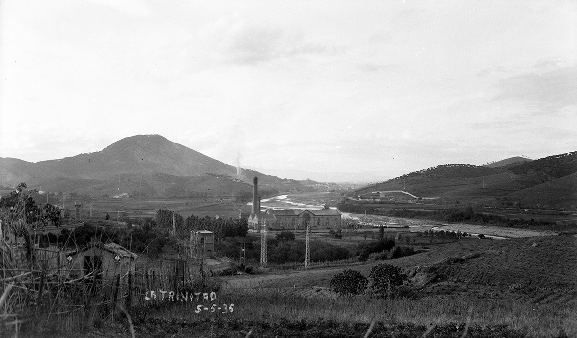 La Trinitat. Exterior d'una fàbrica amb xemeneia, 1936. AFB. Tomàs Fàbregas Catarineu