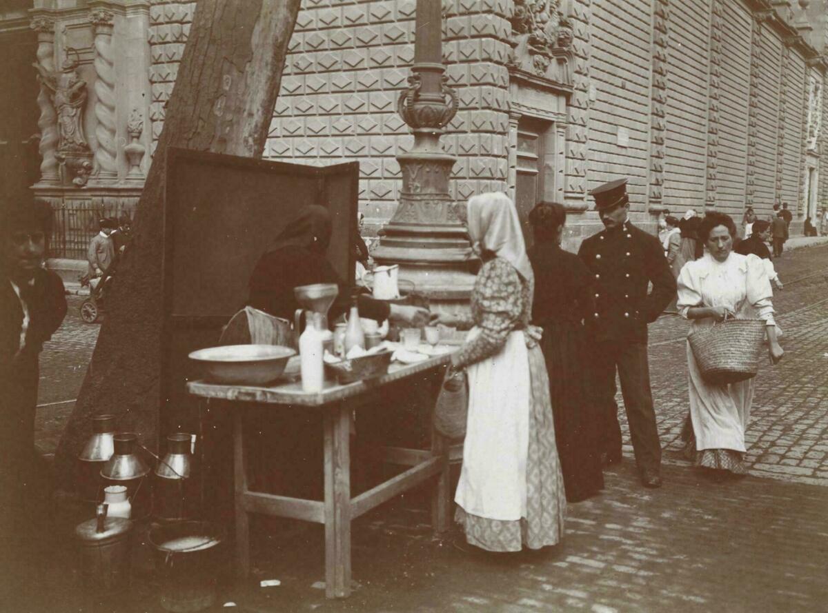Lleteria ambulant davant l'església de Betlem a la Rambla, 1908. AFB. Frederic Ballell