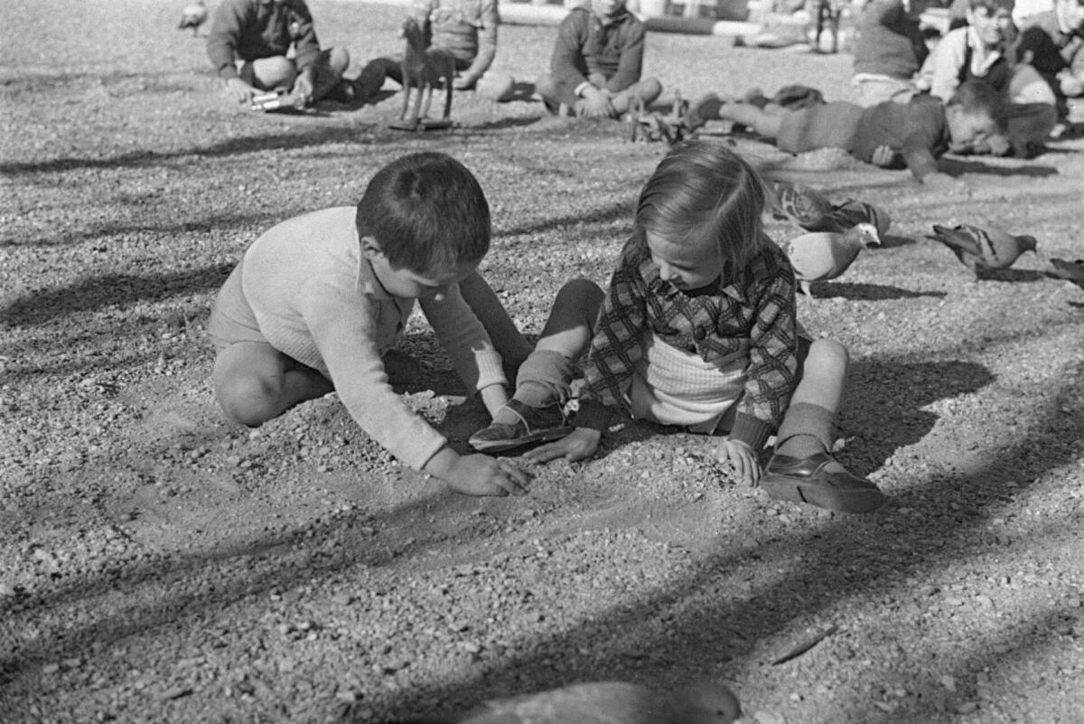 Acollida d'infants a càrrec de l'Ajut Infantil de Reraguarda al palau de Pedralbes, 1936. AFB. Pérez de Rozas.