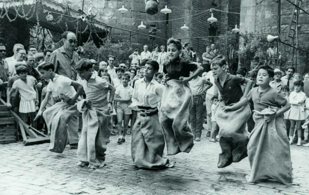 Cursa de sacs a la plaça Nova, 1966. AFB. Pérez de Rozas