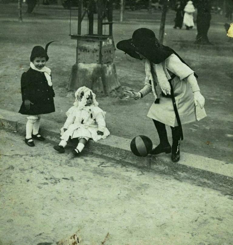 Infants benestants jugant a pilota al carrer, 1911. AFB. Frederic Ballell