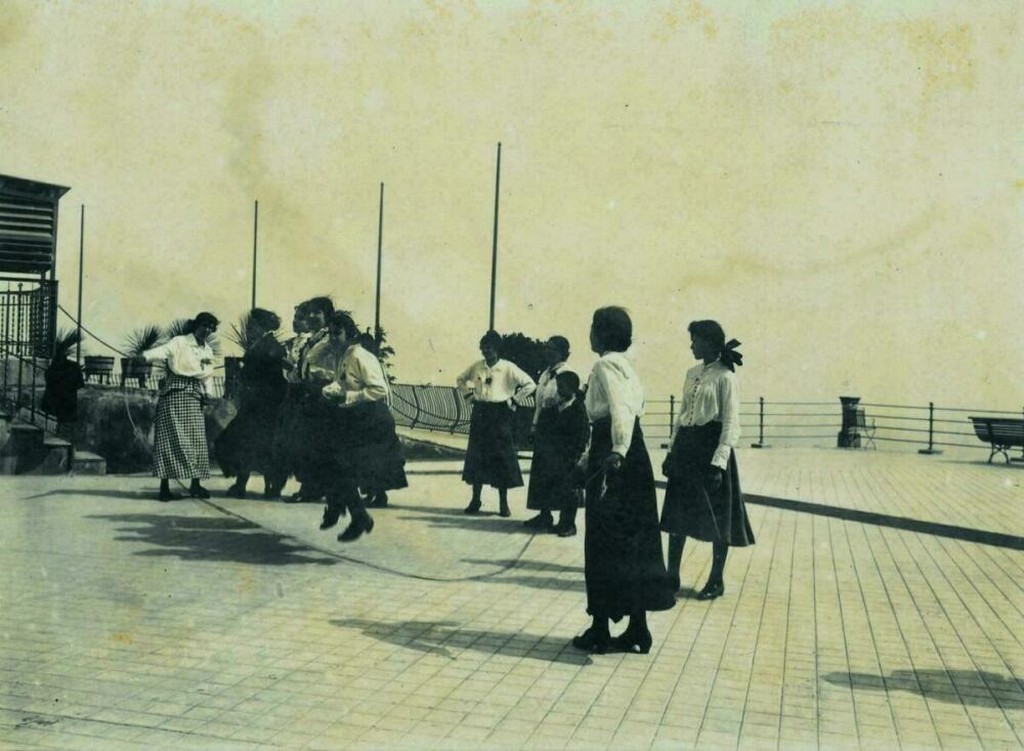 Jugant a saltar a la corda al Tibidabo, 1916. AFB. Frederic Ballell