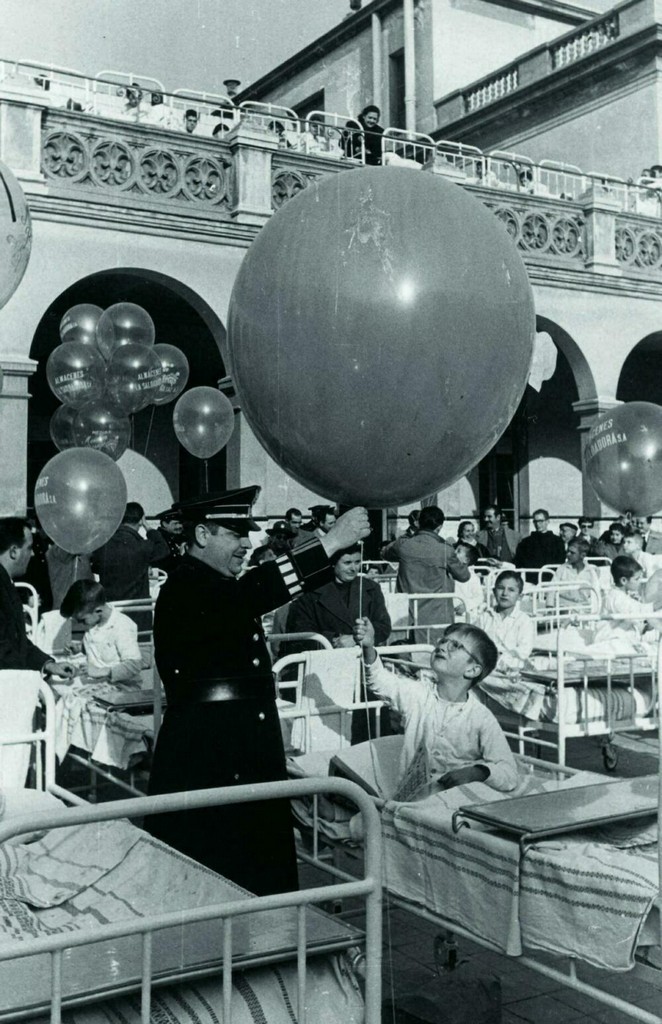 La Guàrdia Urbana regala globus als nens de Sant Joan de Déu, 1956. AFB. Pérez de Rozas