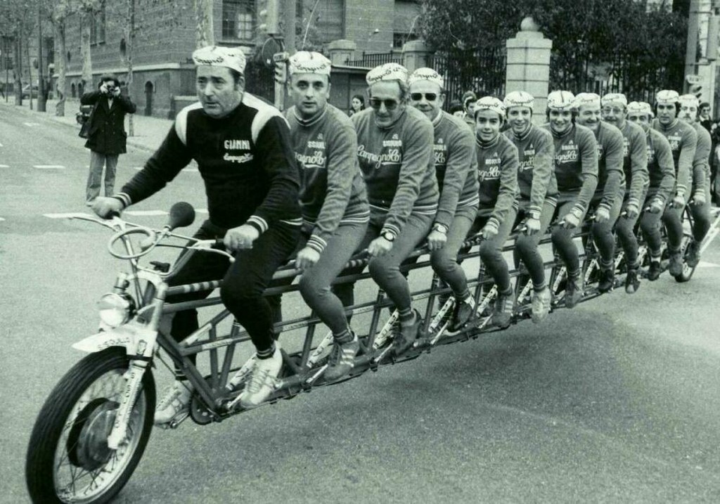 Manifestació ecologista. Una bicicleta per a 12 persones, 1977. AFB. Pérez de Rozas
