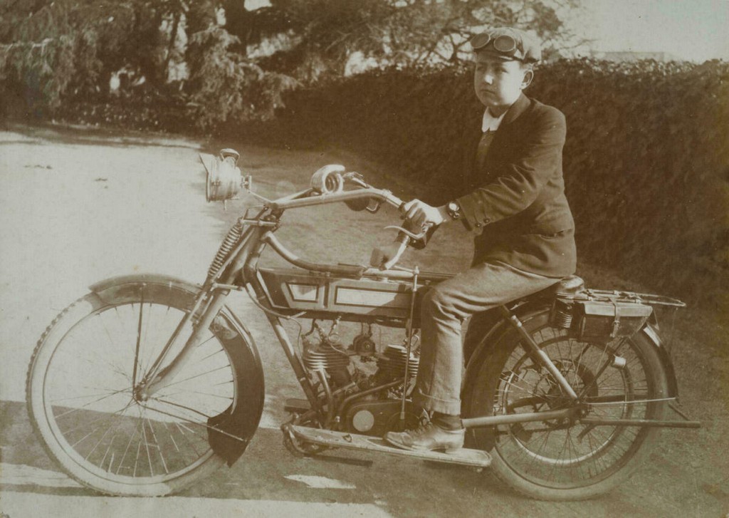 Motocicleta , 1900. AFB. Autor desconegut