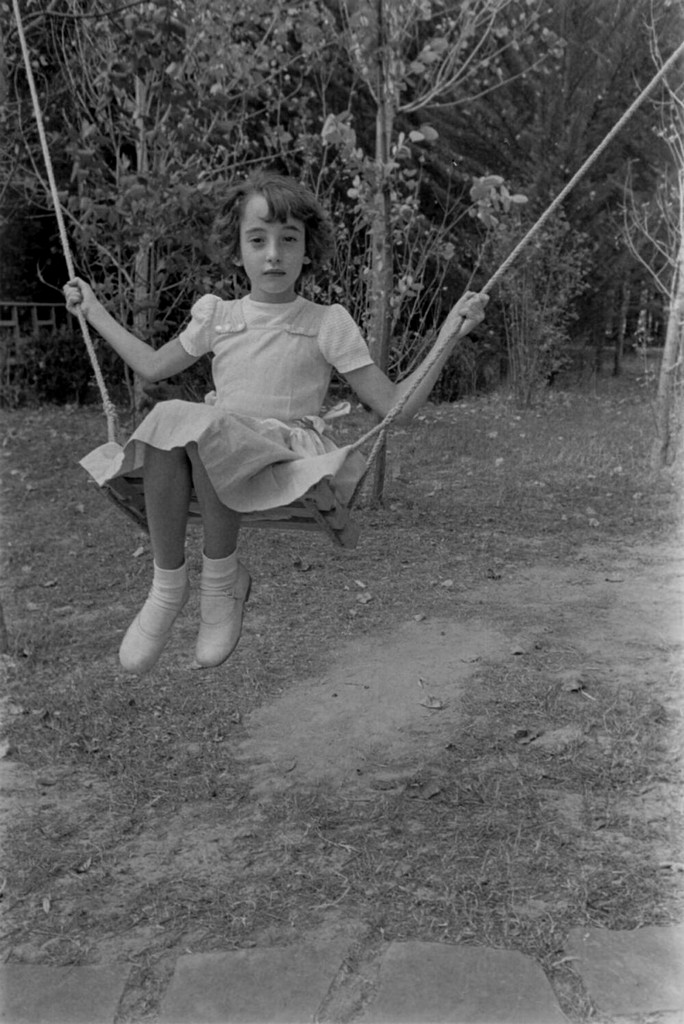 Nena en un gronxador, 1954. AFB. Josep Postius