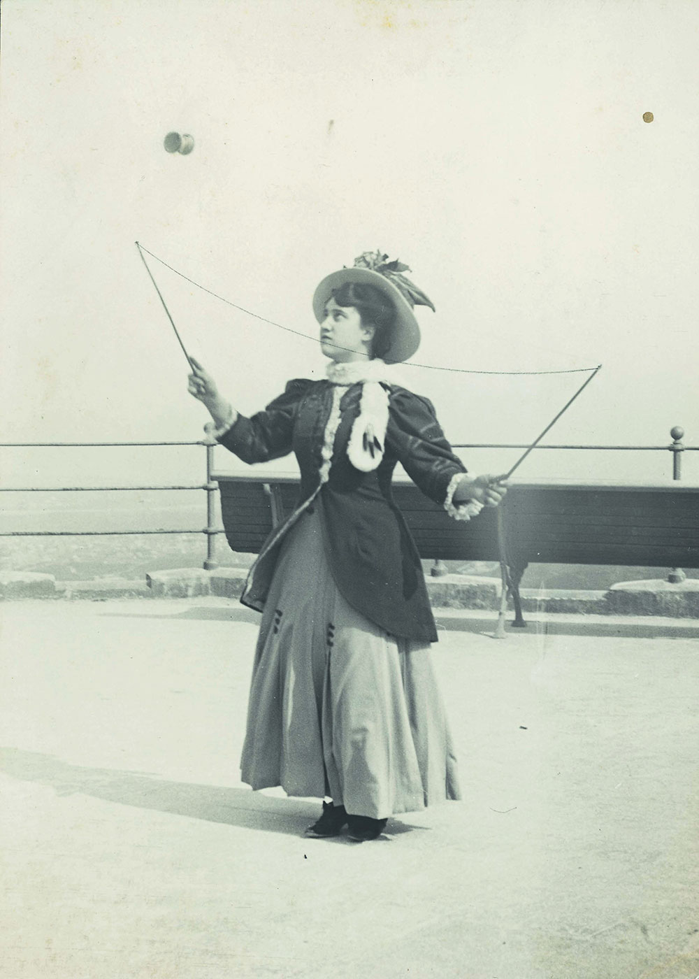 Jugant al diàbolo, 1905-1906. AFB. Frederic Balell