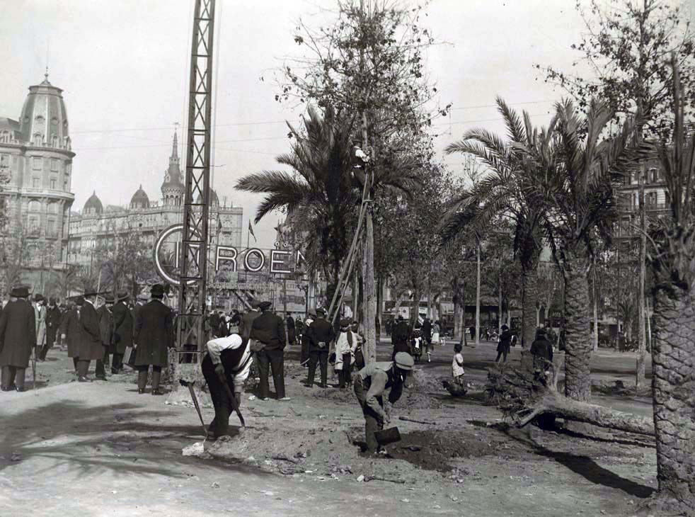 Obres a la plaça Catalunya, 1925. AFB Autor desconegut