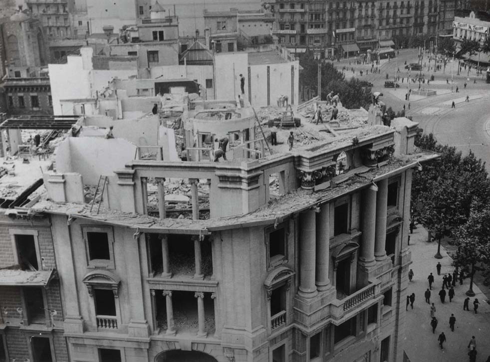 Enderroc d'edificis de la plaça Catalunya, 1935. AFB. Pérez de Rozas