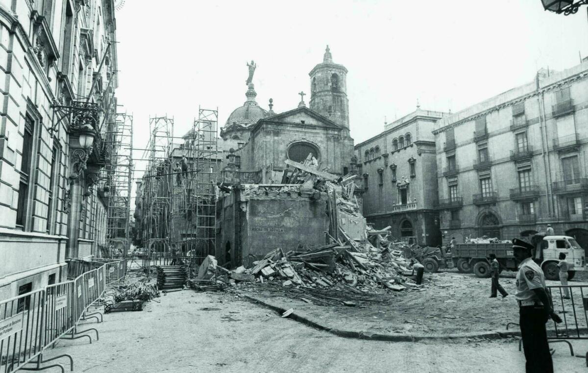 Obres davant la basilica de la Mercè, 1981. AFB. Pérez de Rozas