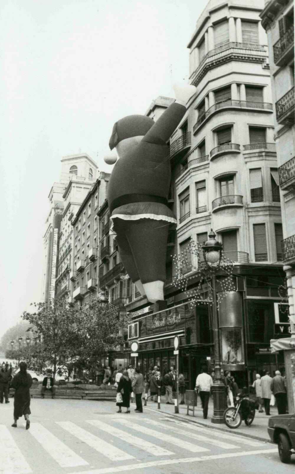 Els carrer s'ornamenten per Nadal, 15 de novembre de 1989. AFB. Pérez de Rozas