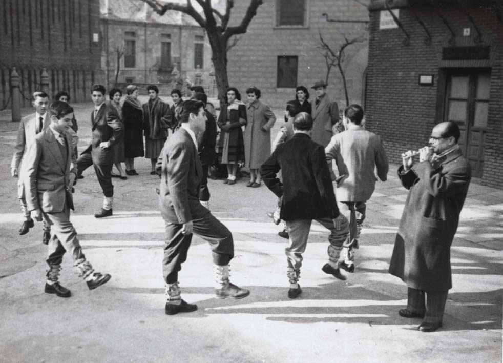 Foto en blanc i negre de joves en rotllana fent el "Ball dels Picarols", una dansa tradicional