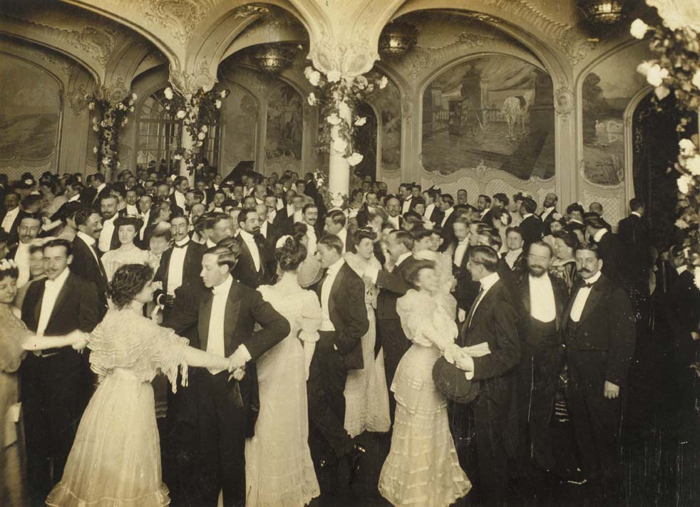 Foto en blanc i negre d'un ball de gala a la Maison Dorée