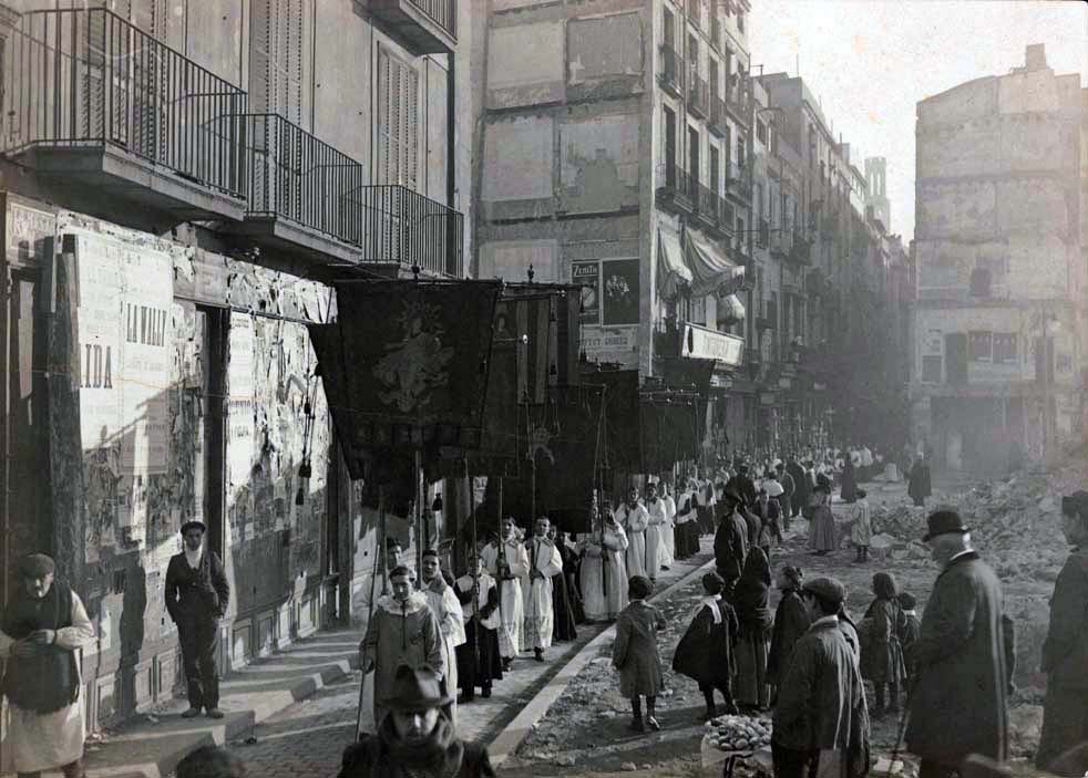 Processó al carrer Argenteria, 1914. AFB. Frederic Ballell
