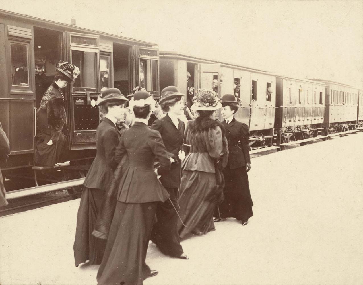 Foto en blanc i negre de l'arribada amb tren de set dones