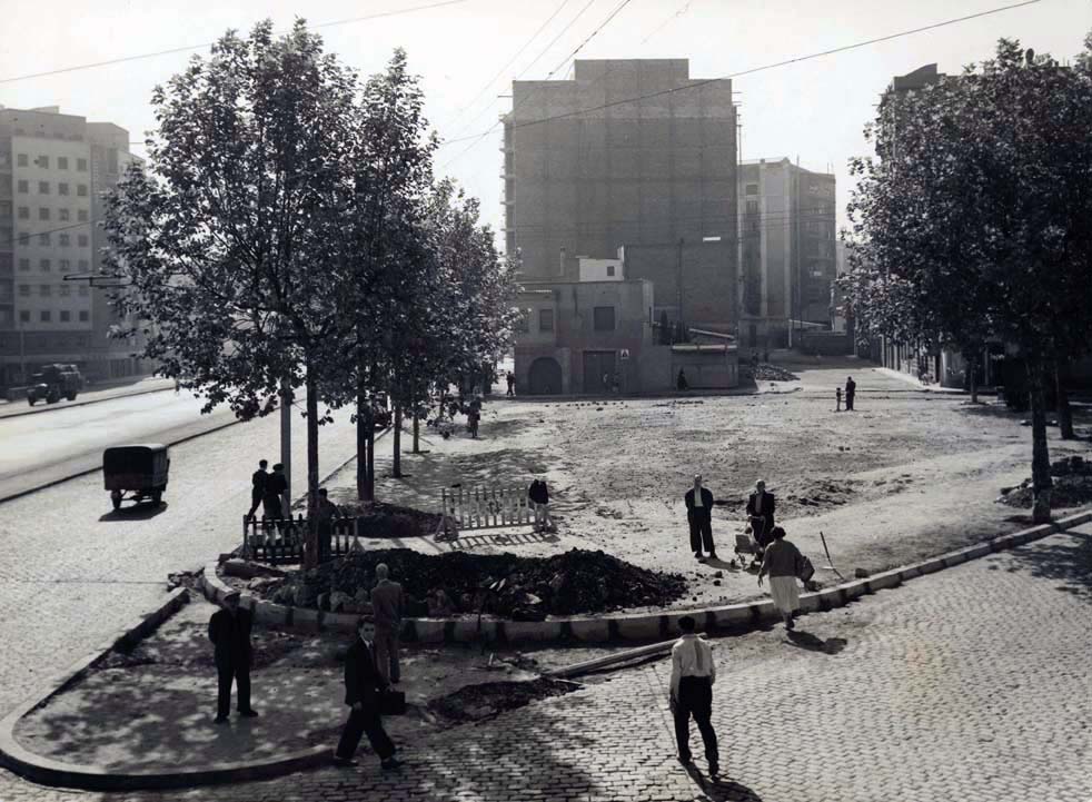  Ajardinament de la plaça doctor Serrat, 1958. AFB. L. Plasencia