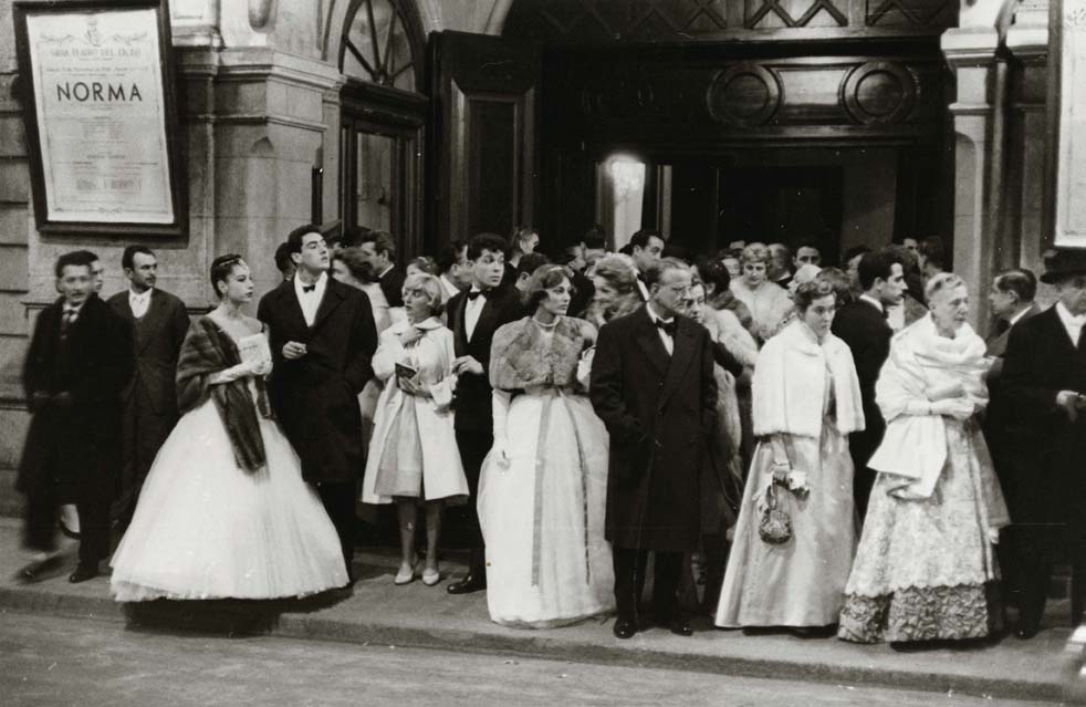 Foto en blanc i negre de la gent molt elegant a la porta del teatre del Liceu abans de la funció