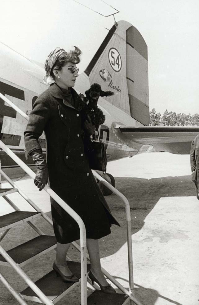 Foto en blanc i negre de Maria Callas baixant les escales de l'avió a l'arribada a l'aeroport del Prat