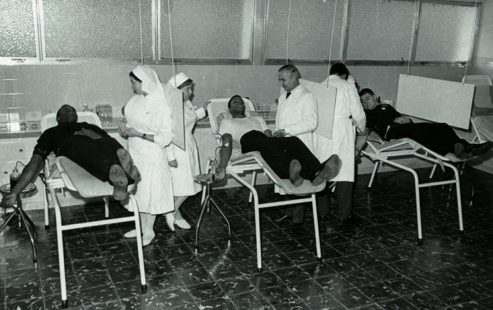 Es veu personal sanitari treient sang en una sala d'hospital 