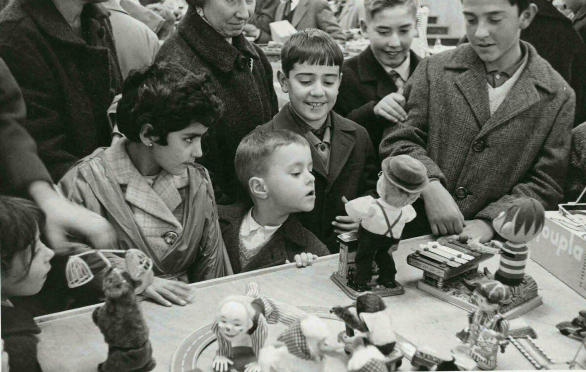 Els nens miren joguines abans del dia de reis. 3 de gener de 1963. AFB. Pérez de Rozas
