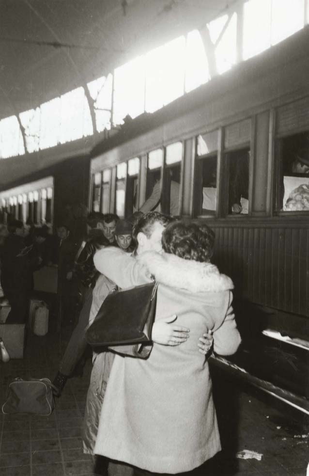 Foto en blanc i negre d'una parella donant-se una abraçada a l'anda de l'Estació de França