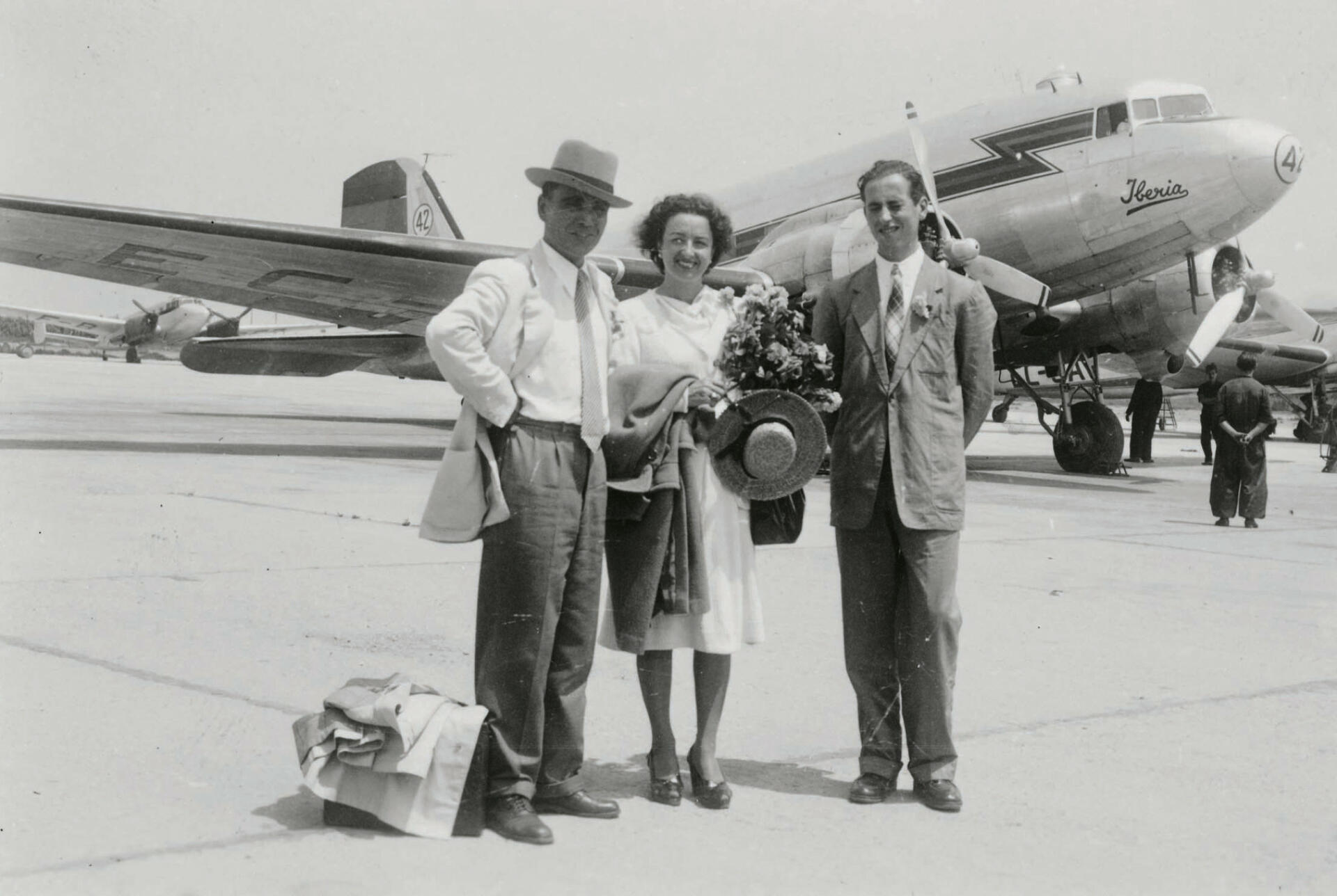 Passatgers abans d'enlairar-se de l'aeroport del Prat. 12 de juliol de 1947.