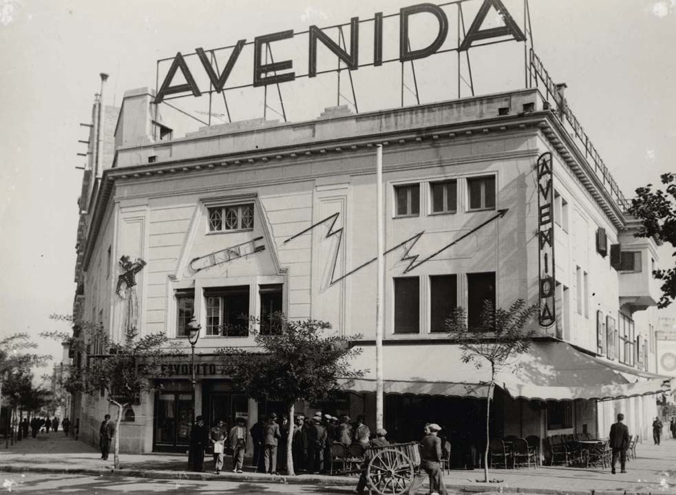 Cinema Avenida. Atracament al Cinema Avenida, al carrer Marquès del Duero amb Parlament, on mor el guarda nocturn. 3 de novembre 1931. AFB. Josep Maria Sagarra