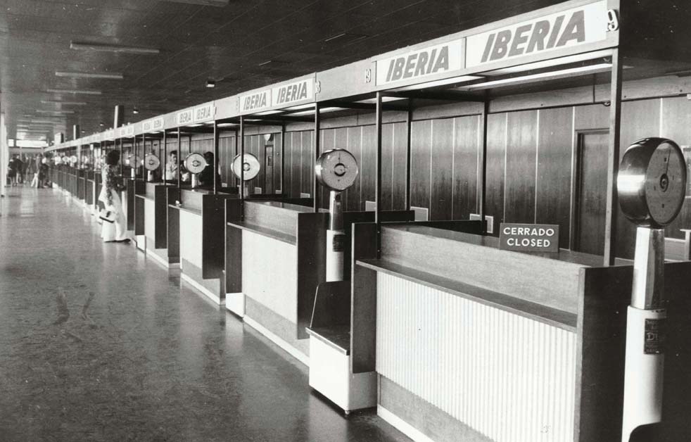 Foto en blanc i negre dels taulells d'Iberia buits a causa de la paralització dels aeroports en protesta contra el segrest d'avions