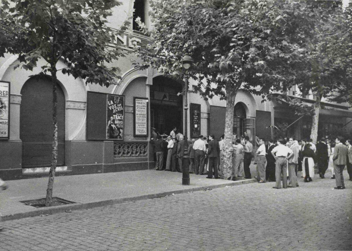 Reobertura dels espectacles públics. Cues als cinemes que han tornat a obrir les seves portes, 9 d'agost 1936. AFB. Pérez de Rozas